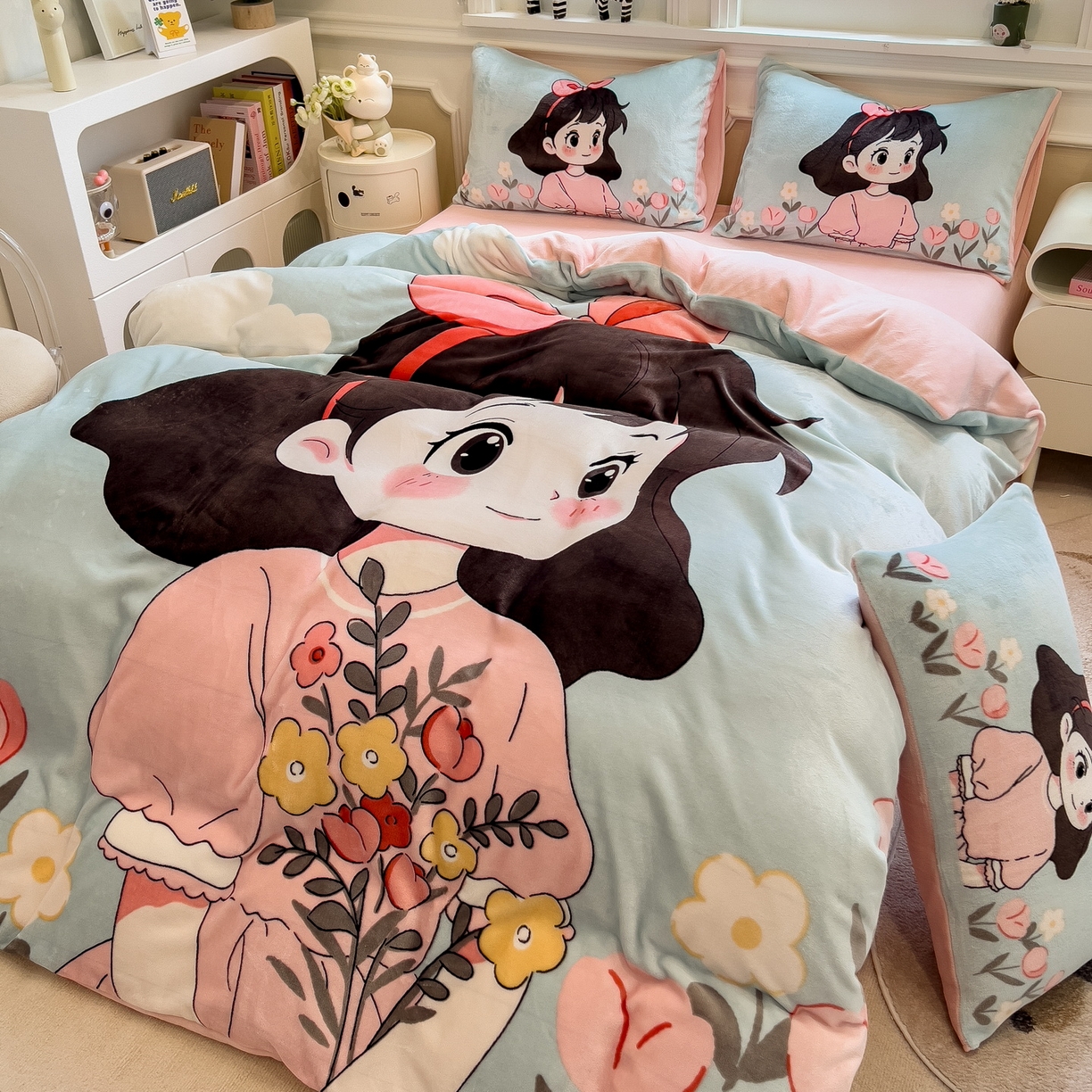 91家纺网 家纺一手货源 找家纺 丝羽坊 2025新款A类大版牛奶绒印花四件套 爱丽丝