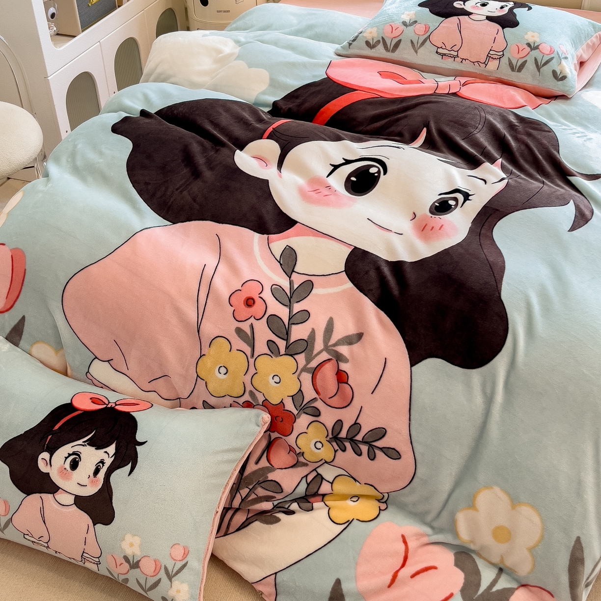 91家纺网 家纺一手货源 找家纺 丝羽坊 2025新款A类大版牛奶绒印花四件套 爱丽丝