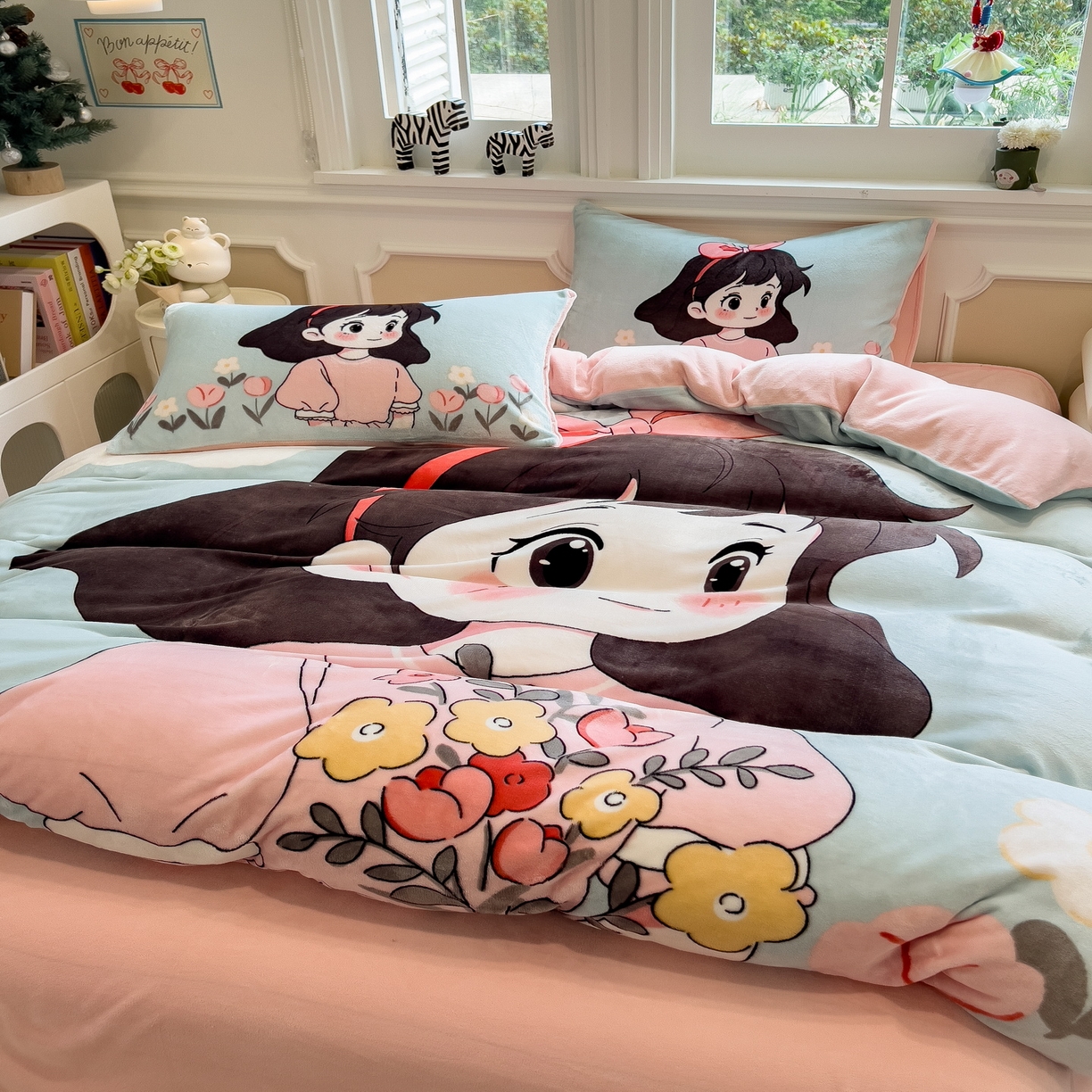 91家纺网 家纺一手货源 找家纺 丝羽坊 2025新款A类大版牛奶绒印花四件套 爱丽丝