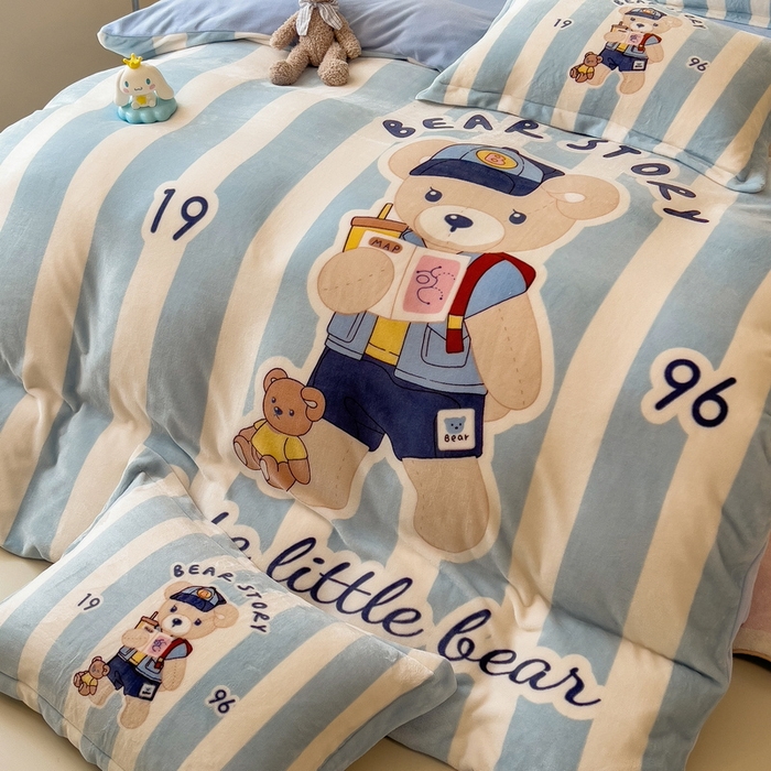 91家纺网 家纺一手货源 找家纺 丝羽坊 2025新款A类大版牛奶绒印花四件套 布偶熊