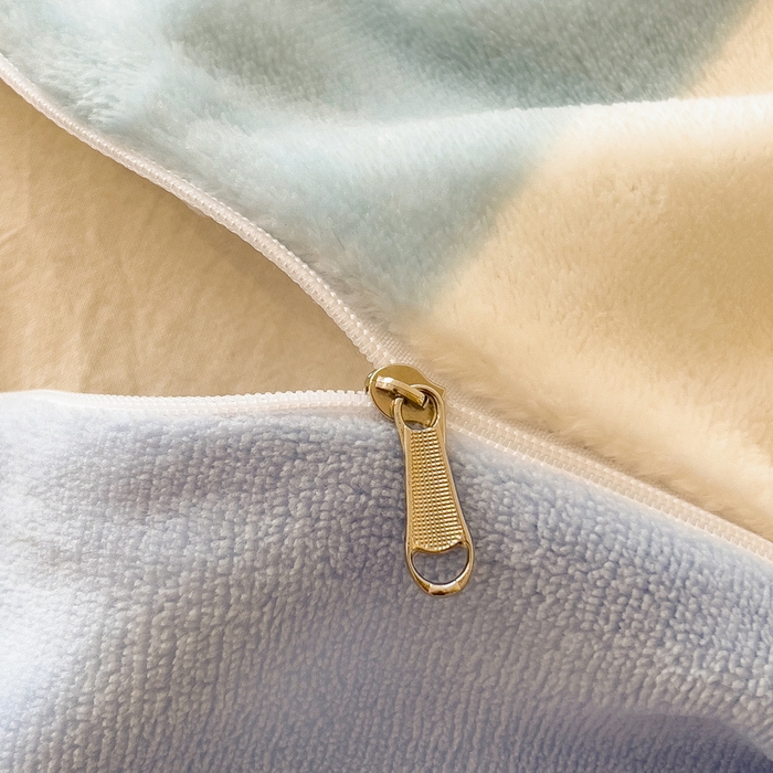 91家纺网 家纺一手货源 找家纺 丝羽坊 2025新款A类大版牛奶绒印花四件套 布偶熊