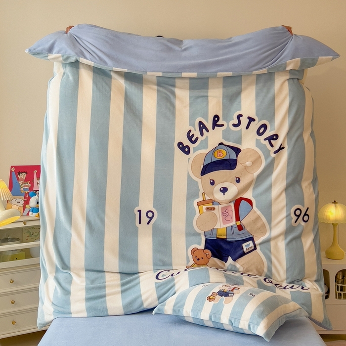 91家纺网 家纺一手货源 找家纺 丝羽坊 2025新款A类大版牛奶绒印花四件套 布偶熊