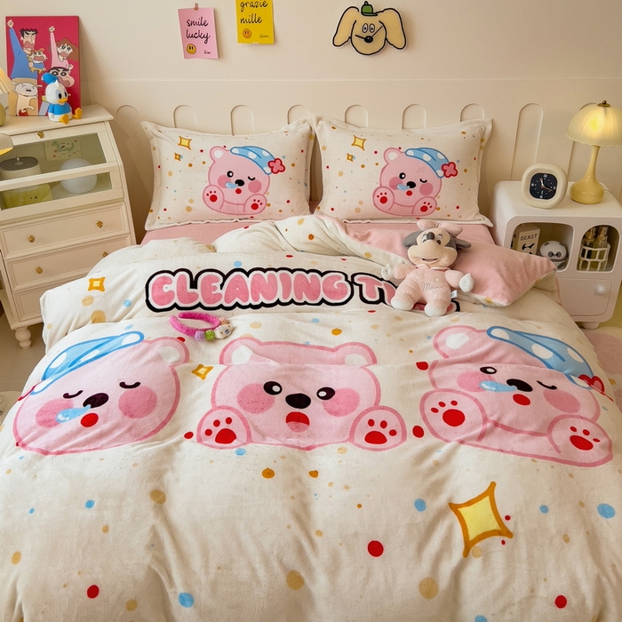 91家纺网 家纺一手货源 找家纺 丝羽坊 2025新款A类大版牛奶绒印花四件套 可爱璐比