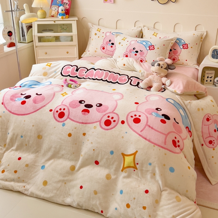 91家纺网 家纺一手货源 找家纺 丝羽坊 2025新款A类大版牛奶绒印花四件套 可爱璐比