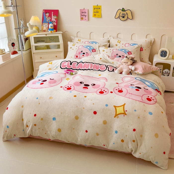 91家纺网 家纺一手货源 找家纺 丝羽坊 2025新款A类大版牛奶绒印花四件套 可爱璐比