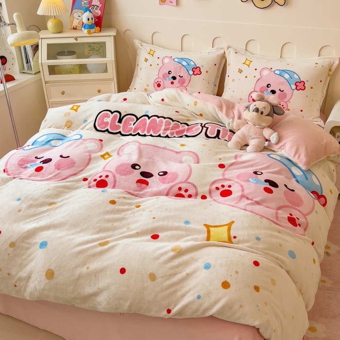 91家纺网 家纺一手货源 找家纺 丝羽坊 2025新款A类大版牛奶绒印花四件套 可爱璐比