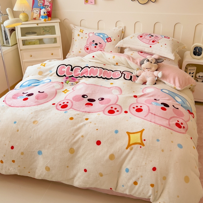 91家纺网 家纺一手货源 找家纺 丝羽坊 2025新款A类大版牛奶绒印花四件套 可爱璐比