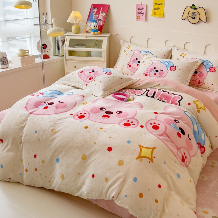 91家纺网 家纺一手货源 找家纺 丝羽坊 2025新款A类大版牛奶绒印花四件套 可爱璐比