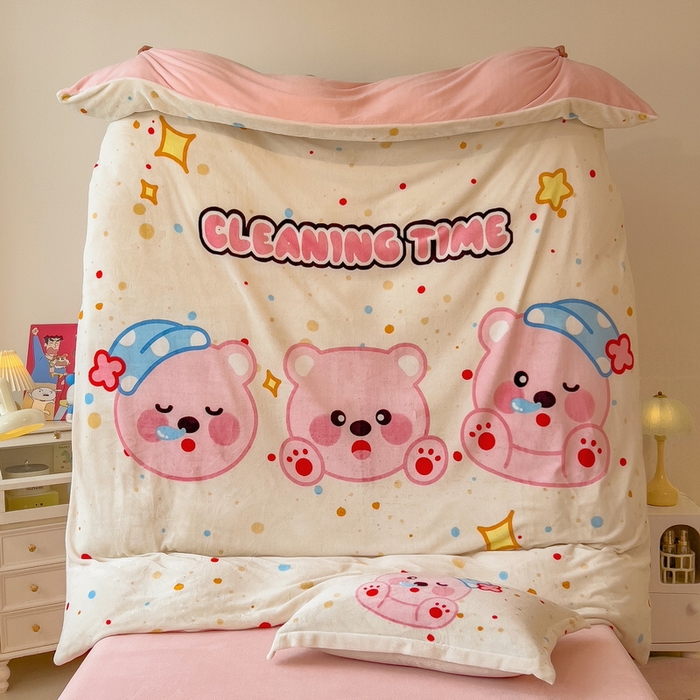 91家纺网 家纺一手货源 找家纺 丝羽坊 2025新款A类大版牛奶绒印花四件套 可爱璐比