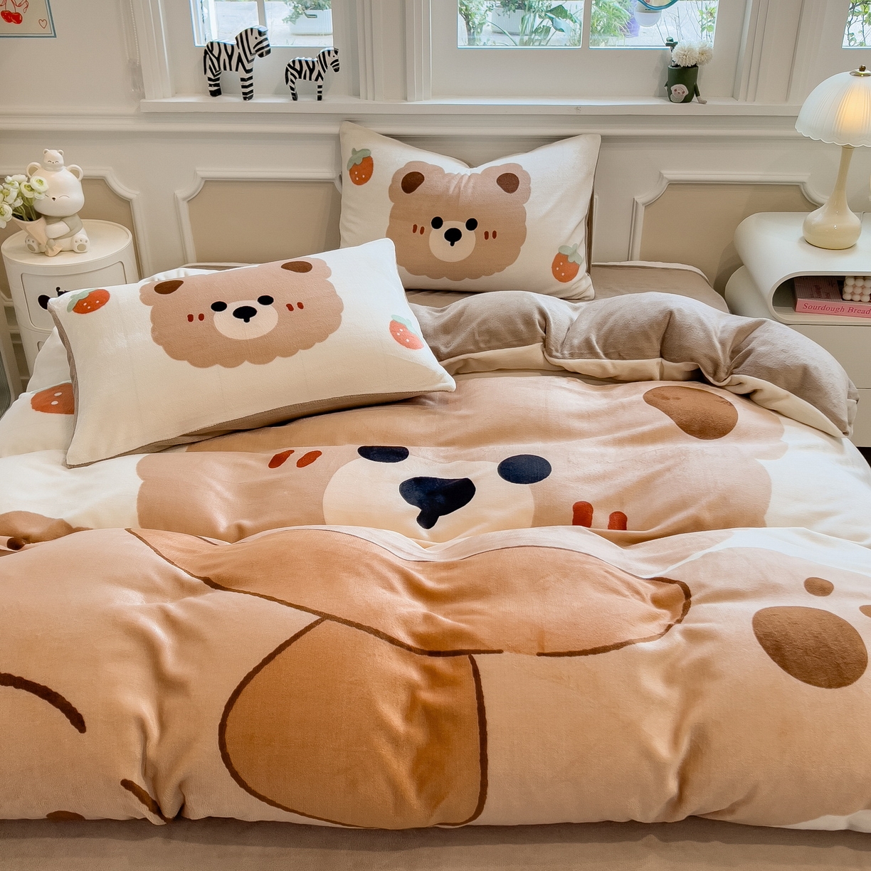 91家纺网 家纺一手货源 找家纺 丝羽坊 2025新款A类大版牛奶绒印花四件套 可可熊