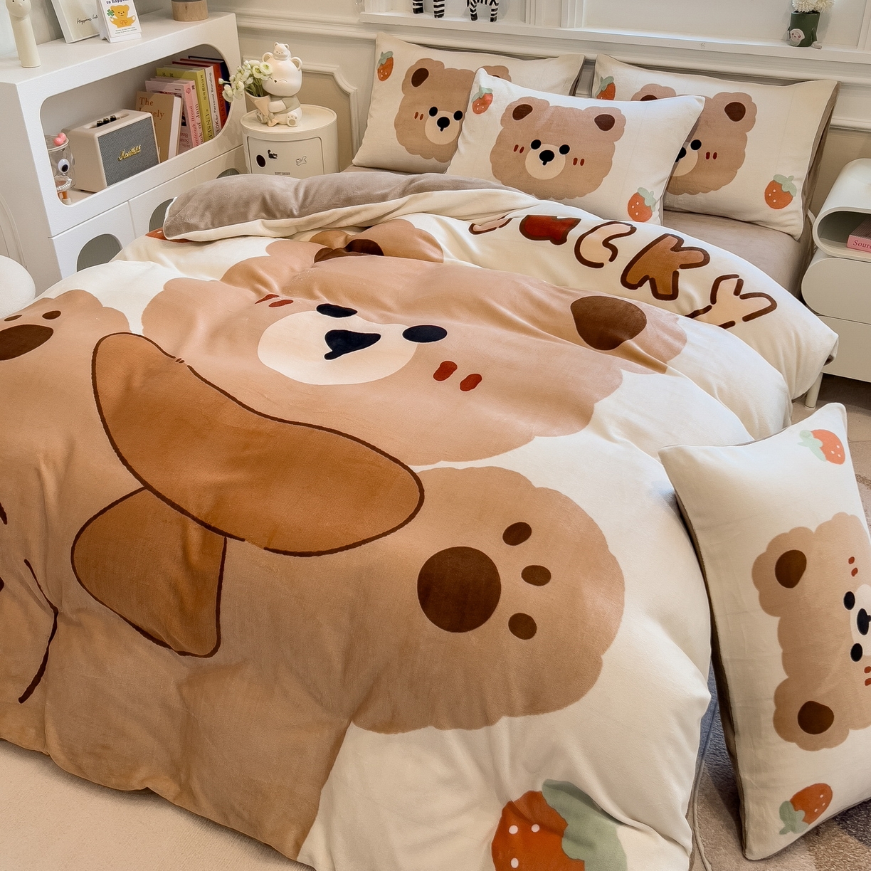 91家纺网 家纺一手货源 找家纺 丝羽坊 2025新款A类大版牛奶绒印花四件套 可可熊