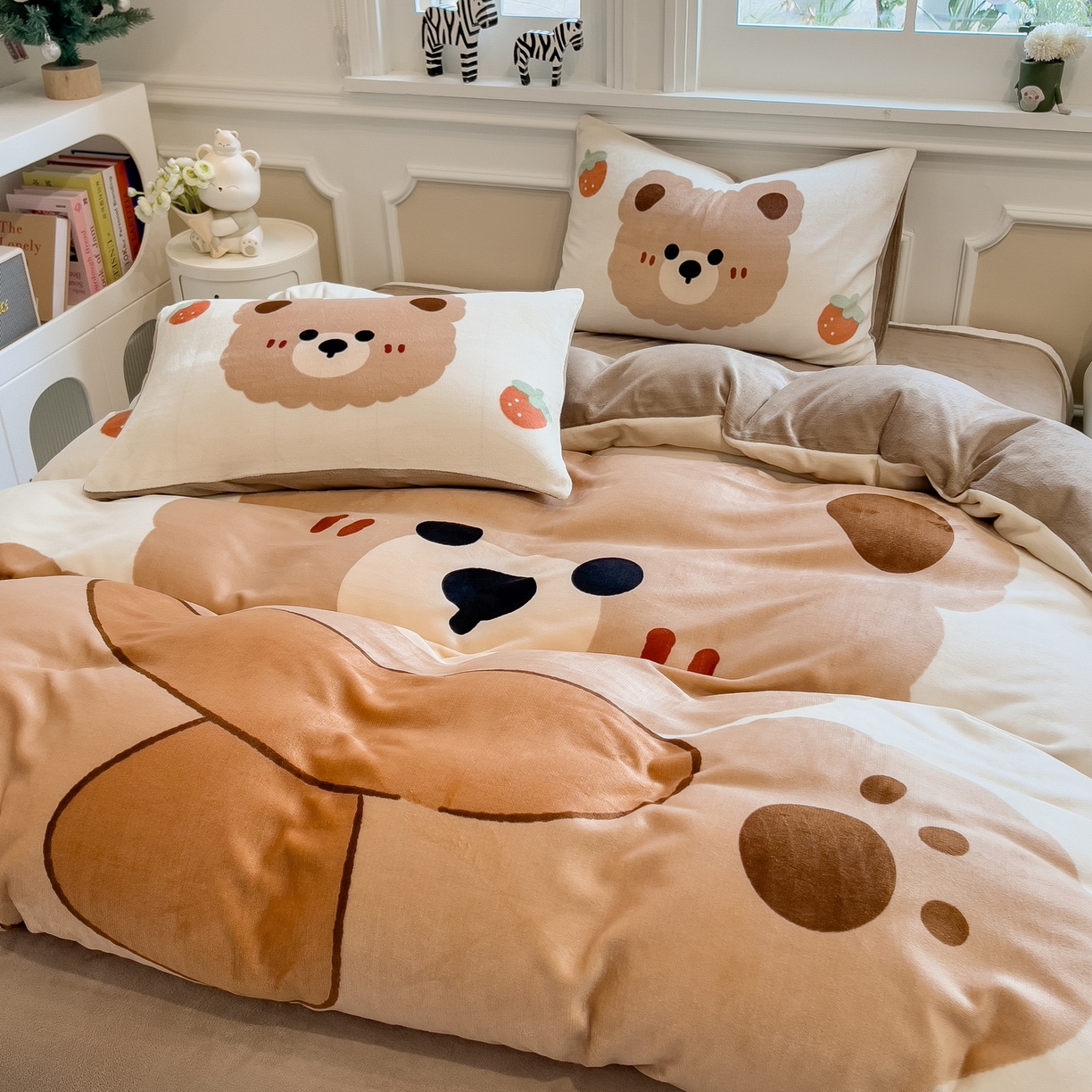 91家纺网 家纺一手货源 找家纺 丝羽坊 2025新款A类大版牛奶绒印花四件套 可可熊