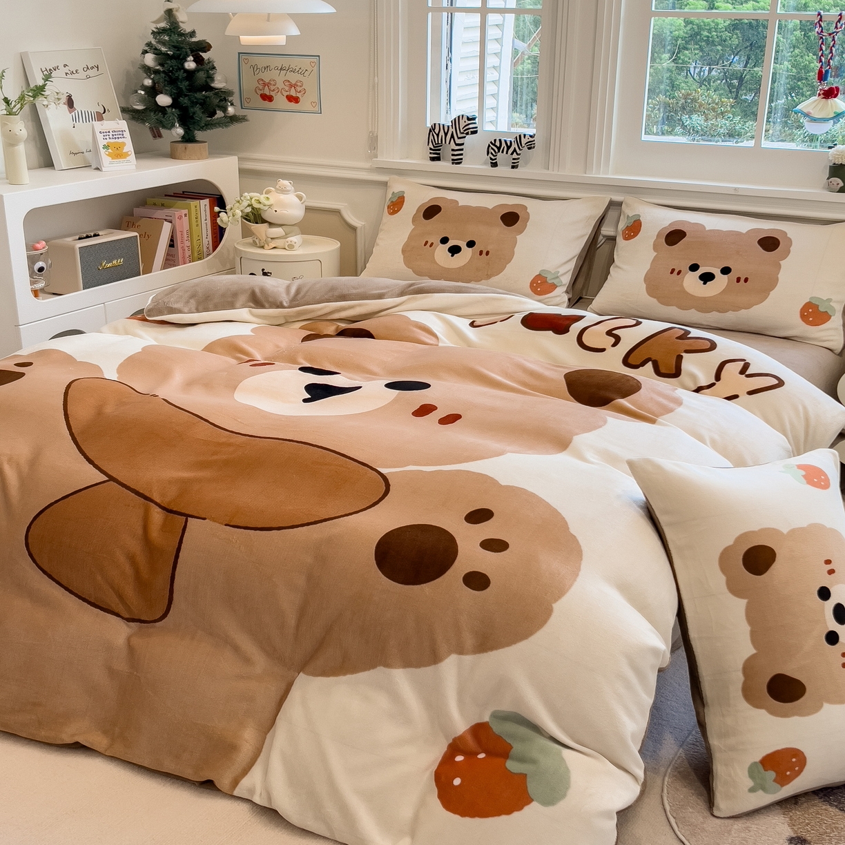 91家纺网 家纺一手货源 找家纺 丝羽坊 2025新款A类大版牛奶绒印花四件套 可可熊