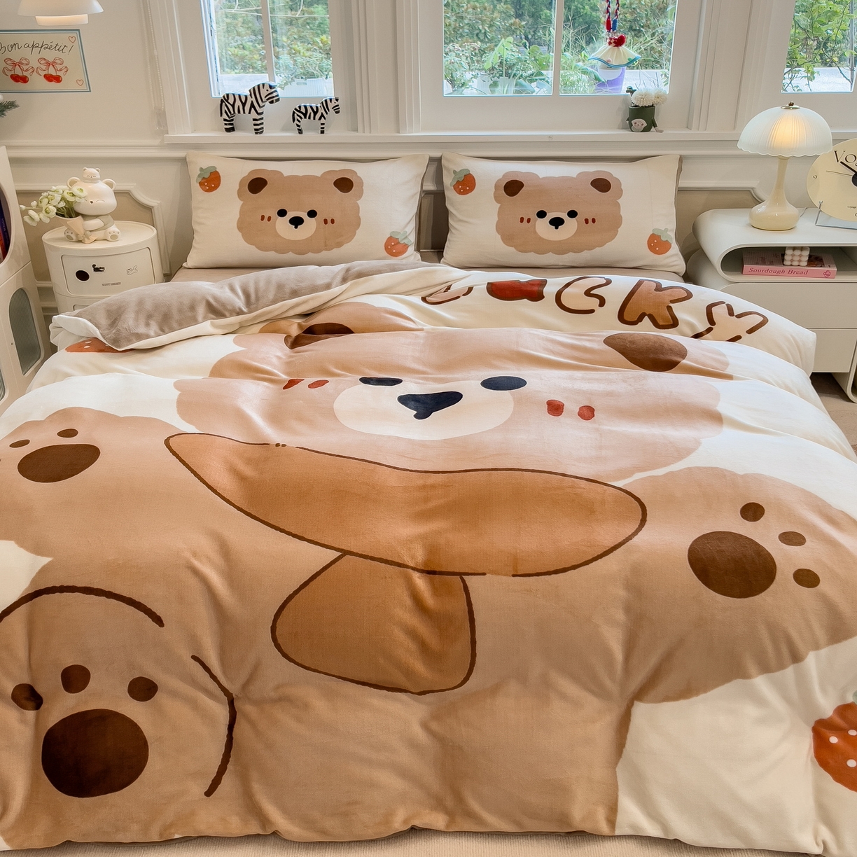 91家纺网 家纺一手货源 找家纺 丝羽坊 2025新款A类大版牛奶绒印花四件套 可可熊