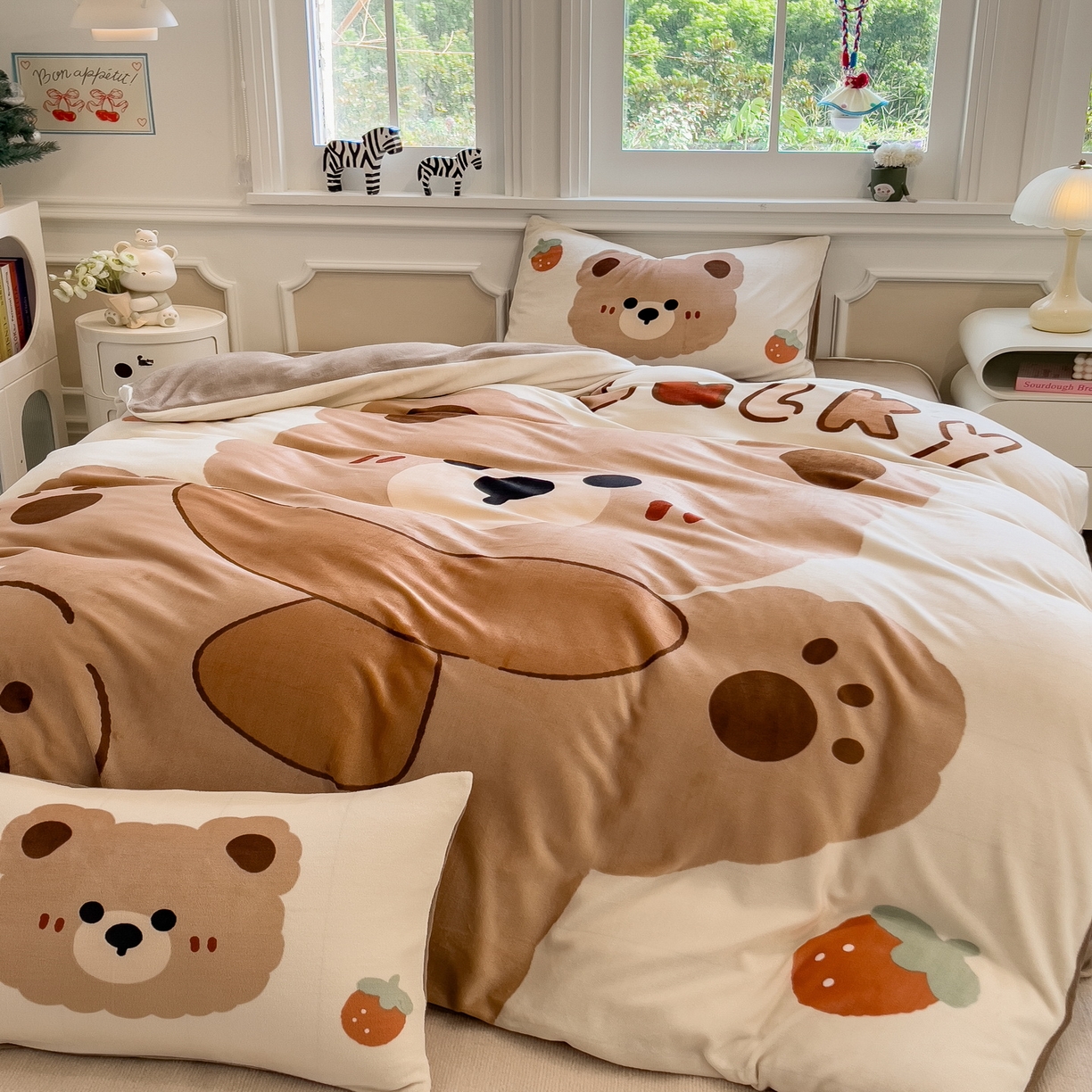 91家纺网 家纺一手货源 找家纺 丝羽坊 2025新款A类大版牛奶绒印花四件套 可可熊