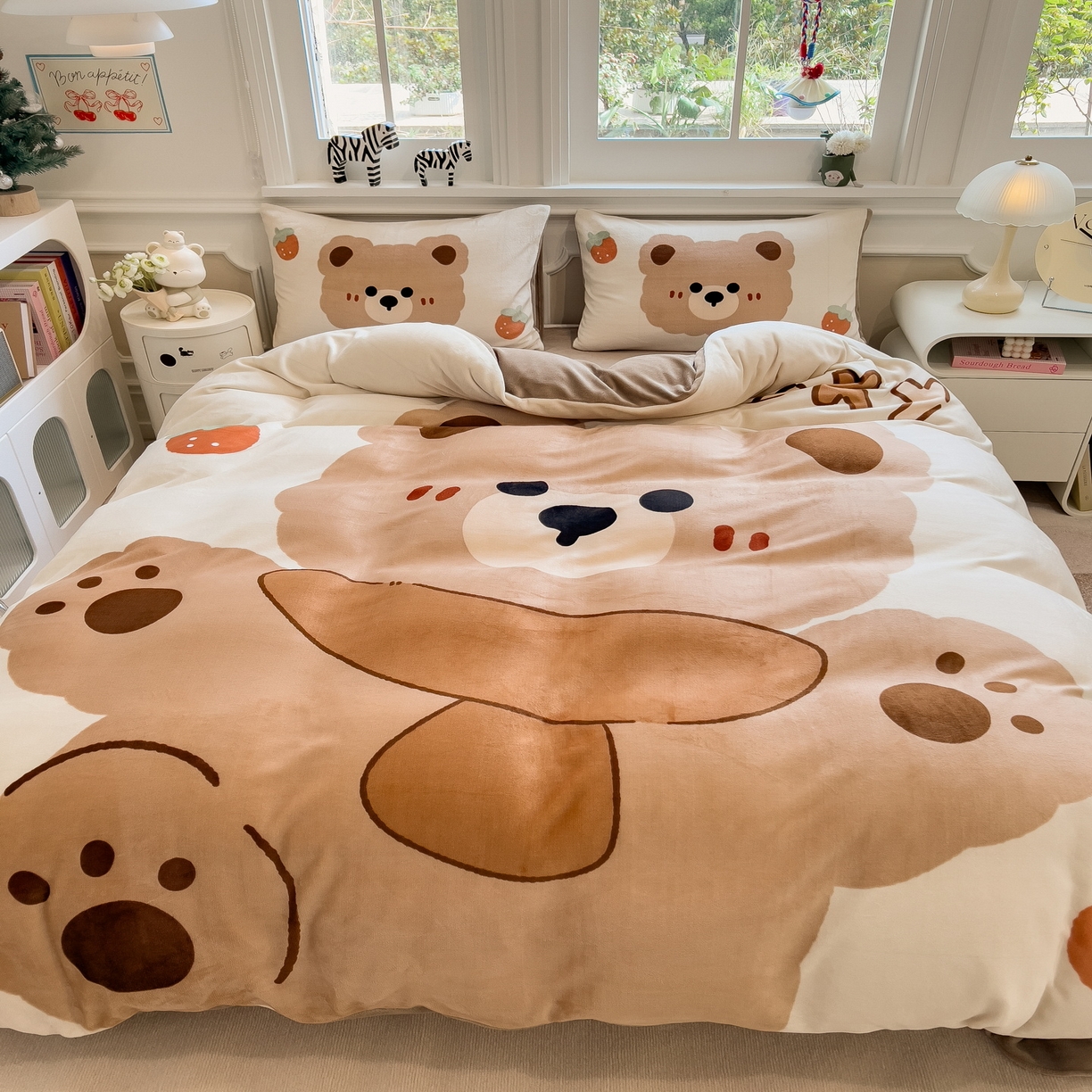 91家纺网 家纺一手货源 找家纺 丝羽坊 2025新款A类大版牛奶绒印花四件套 可可熊