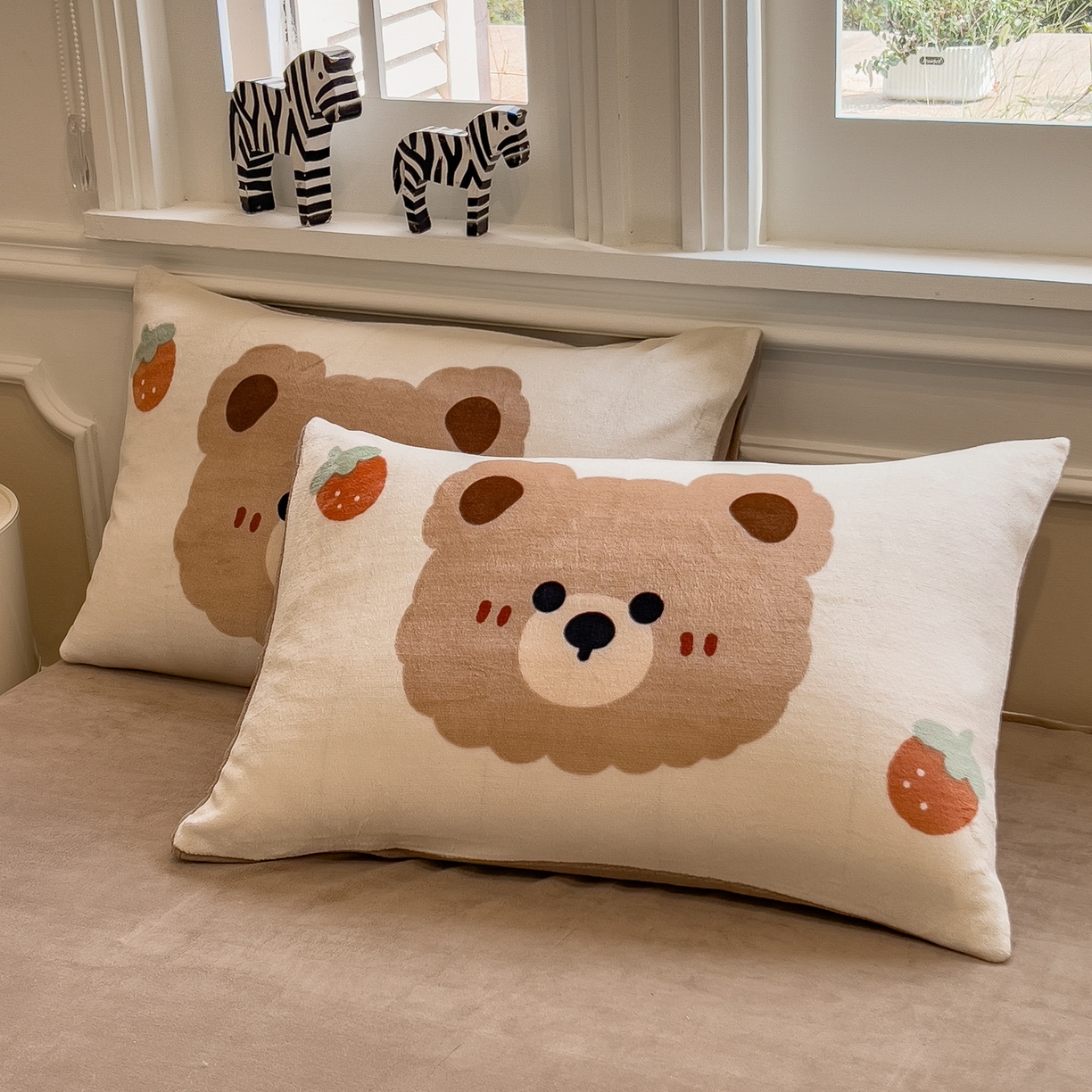 91家纺网 家纺一手货源 找家纺 丝羽坊 2025新款A类大版牛奶绒印花四件套 可可熊