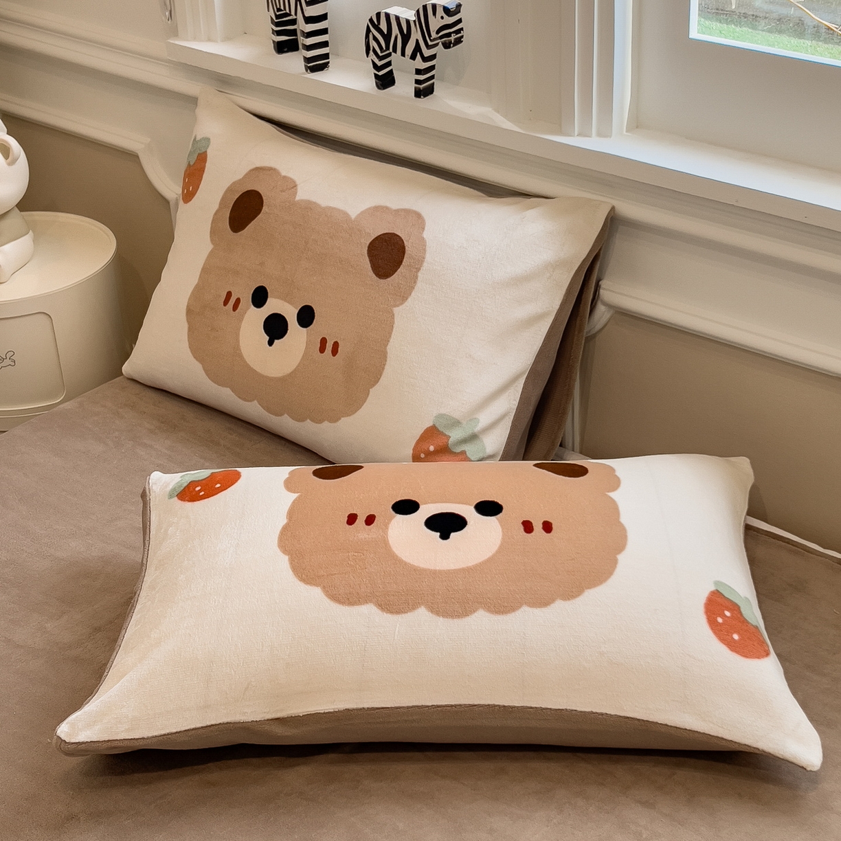 91家纺网 家纺一手货源 找家纺 丝羽坊 2025新款A类大版牛奶绒印花四件套 可可熊