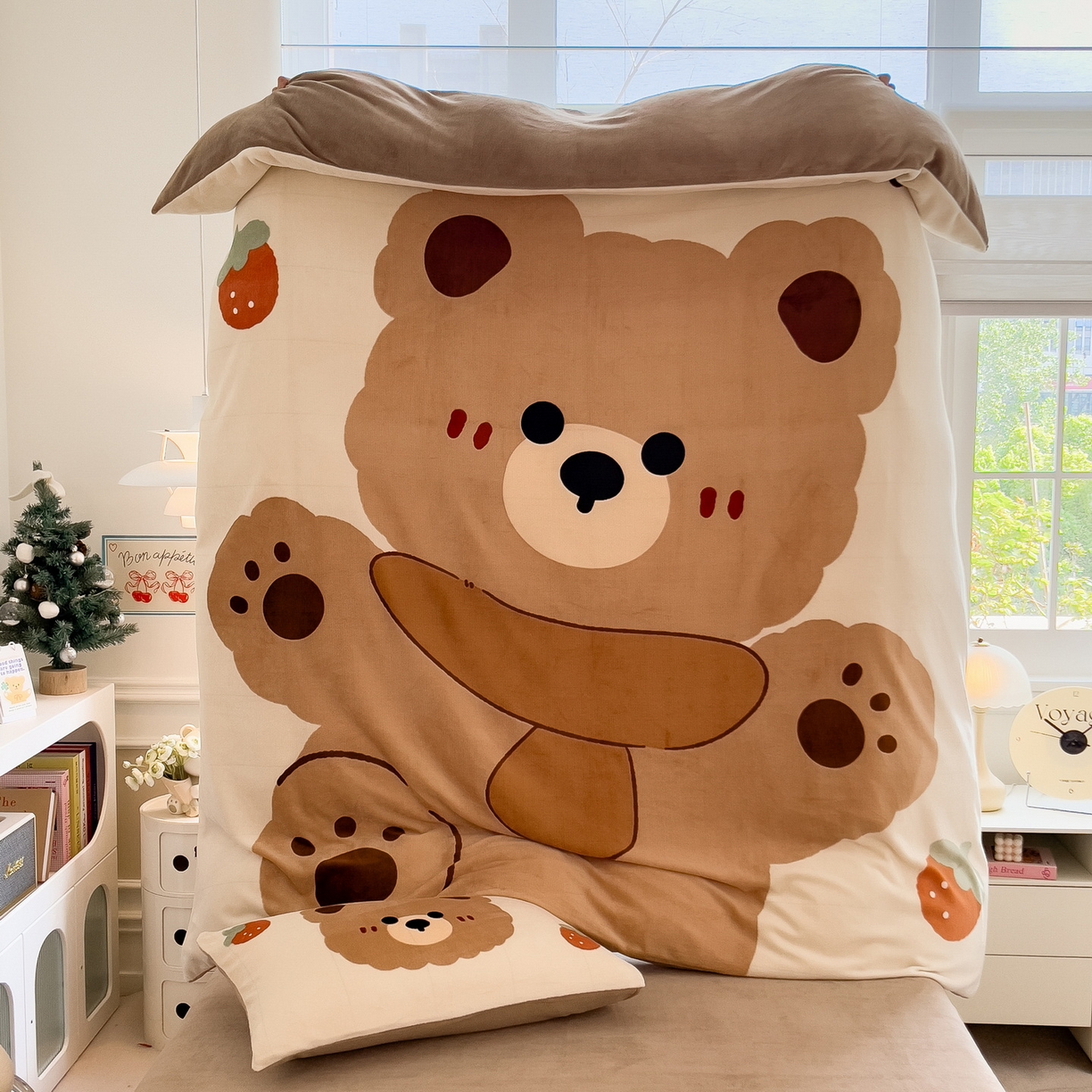 91家纺网 家纺一手货源 找家纺 丝羽坊 2025新款A类大版牛奶绒印花四件套 可可熊