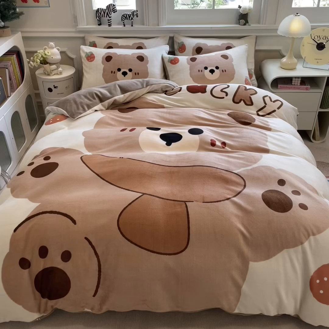91家纺网 家纺一手货源 找家纺 丝羽坊 2025新款A类大版牛奶绒印花四件套 可可熊