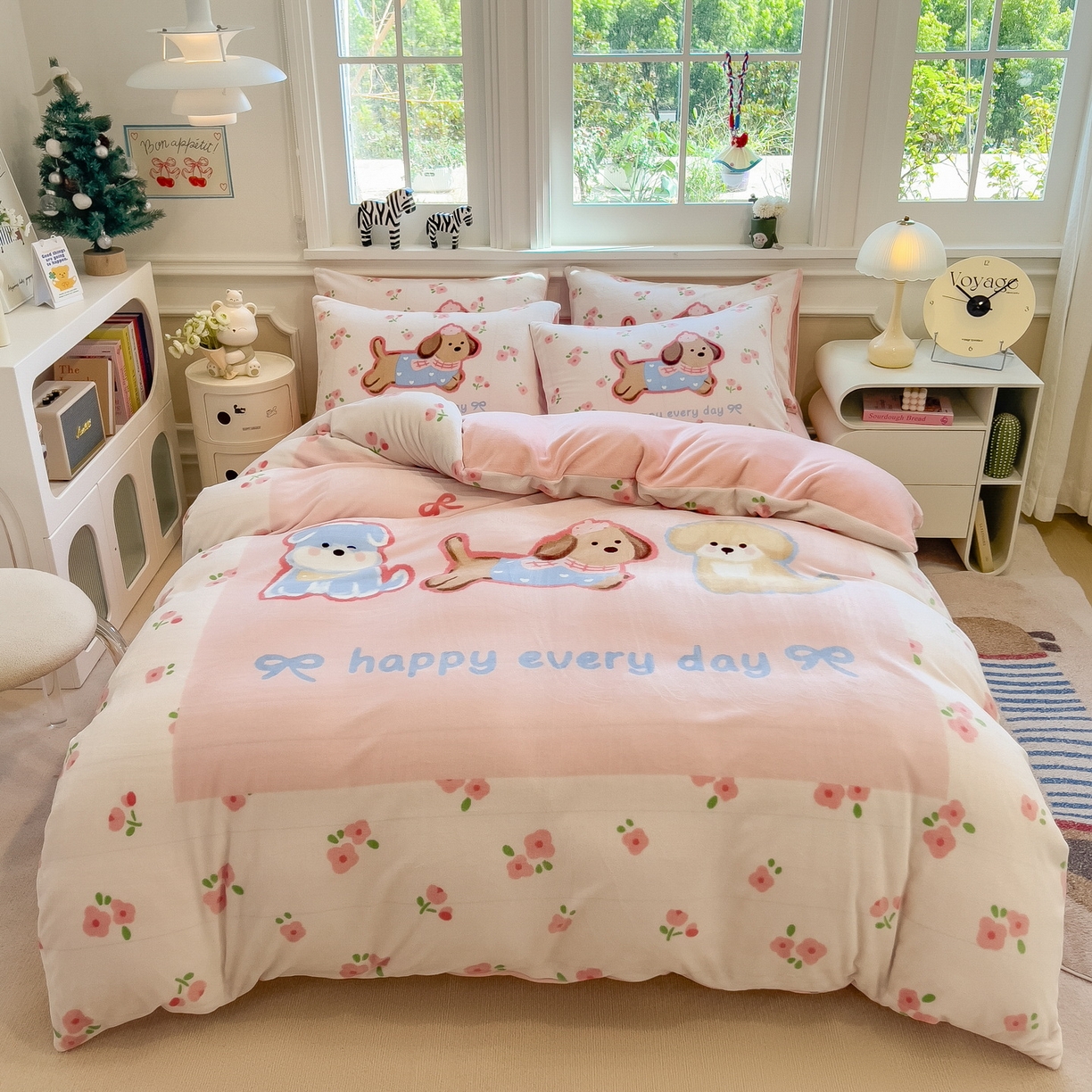 91家纺网 家纺一手货源 找家纺 丝羽坊 2025新款A类大版牛奶绒印花四件套 快乐家族