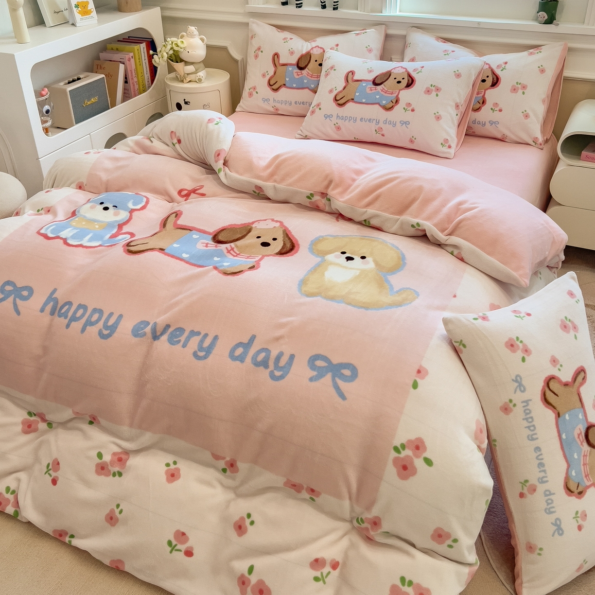 91家纺网 家纺一手货源 找家纺 丝羽坊 2025新款A类大版牛奶绒印花四件套 快乐家族