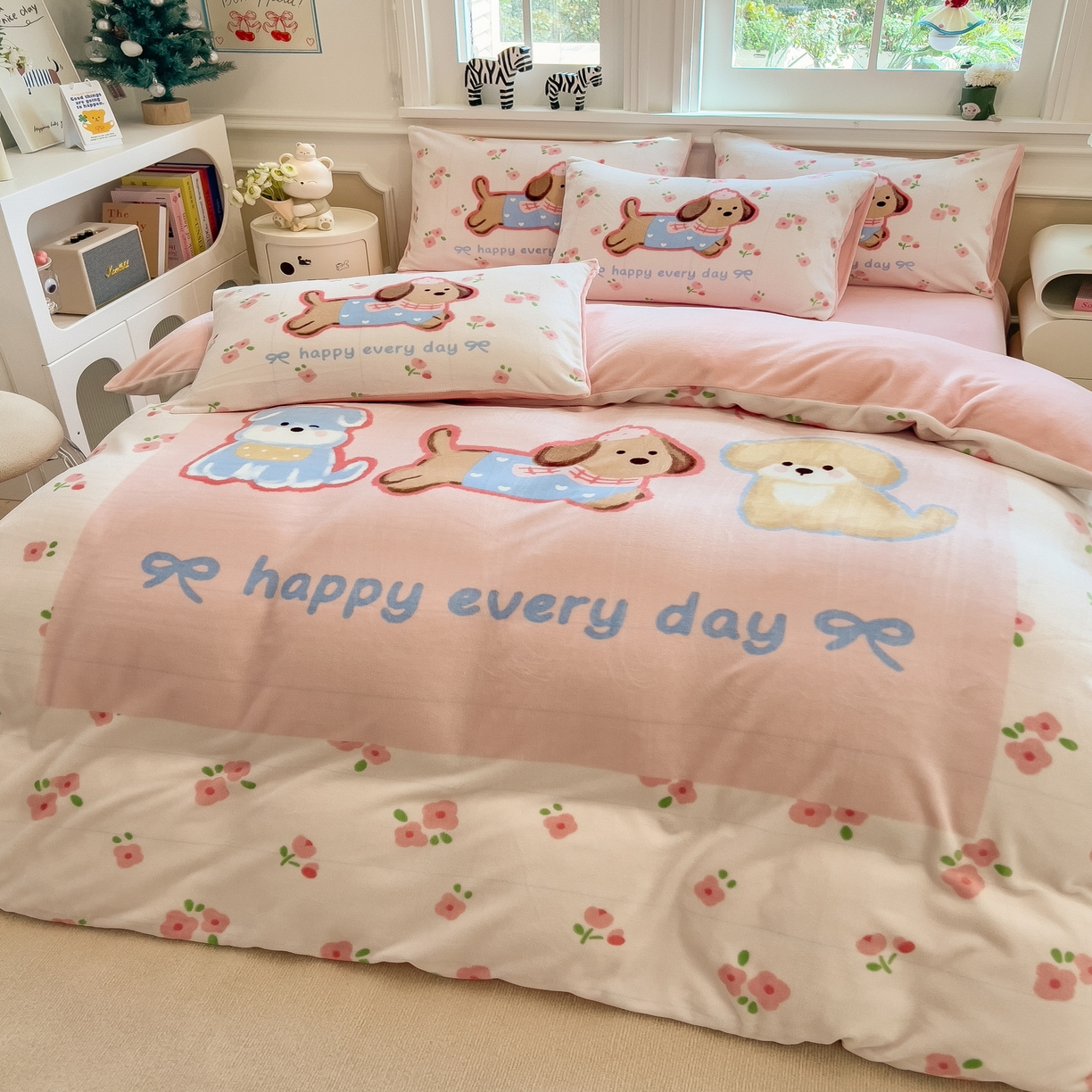 91家纺网 家纺一手货源 找家纺 丝羽坊 2025新款A类大版牛奶绒印花四件套 快乐家族