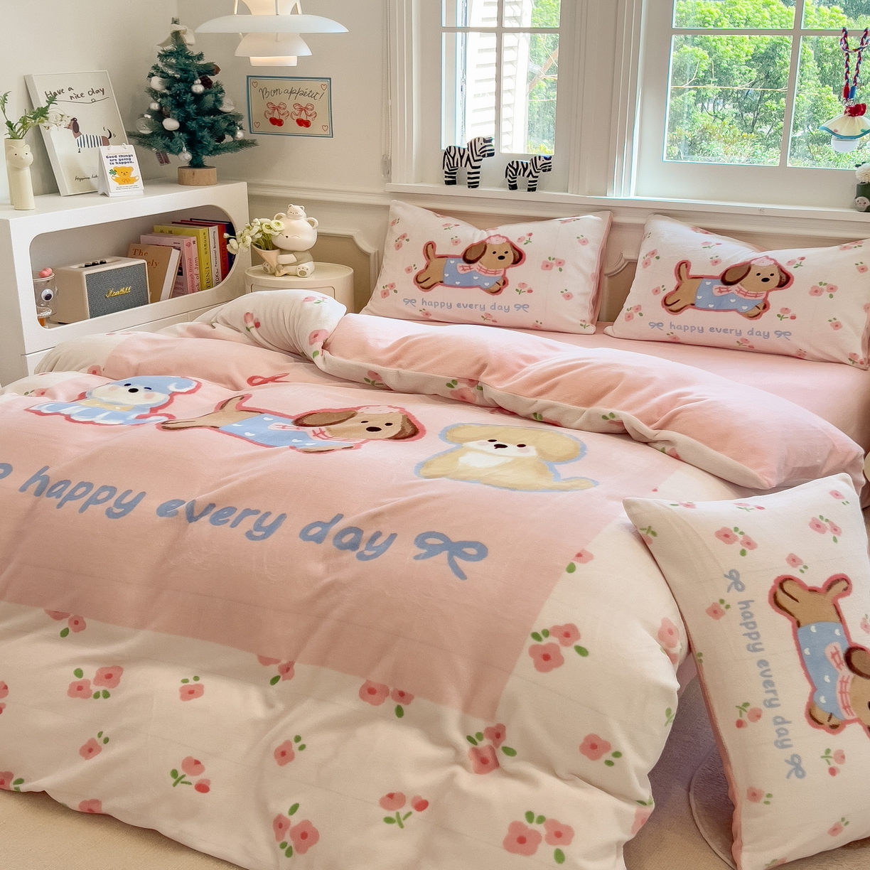 91家纺网 家纺一手货源 找家纺 丝羽坊 2025新款A类大版牛奶绒印花四件套 快乐家族