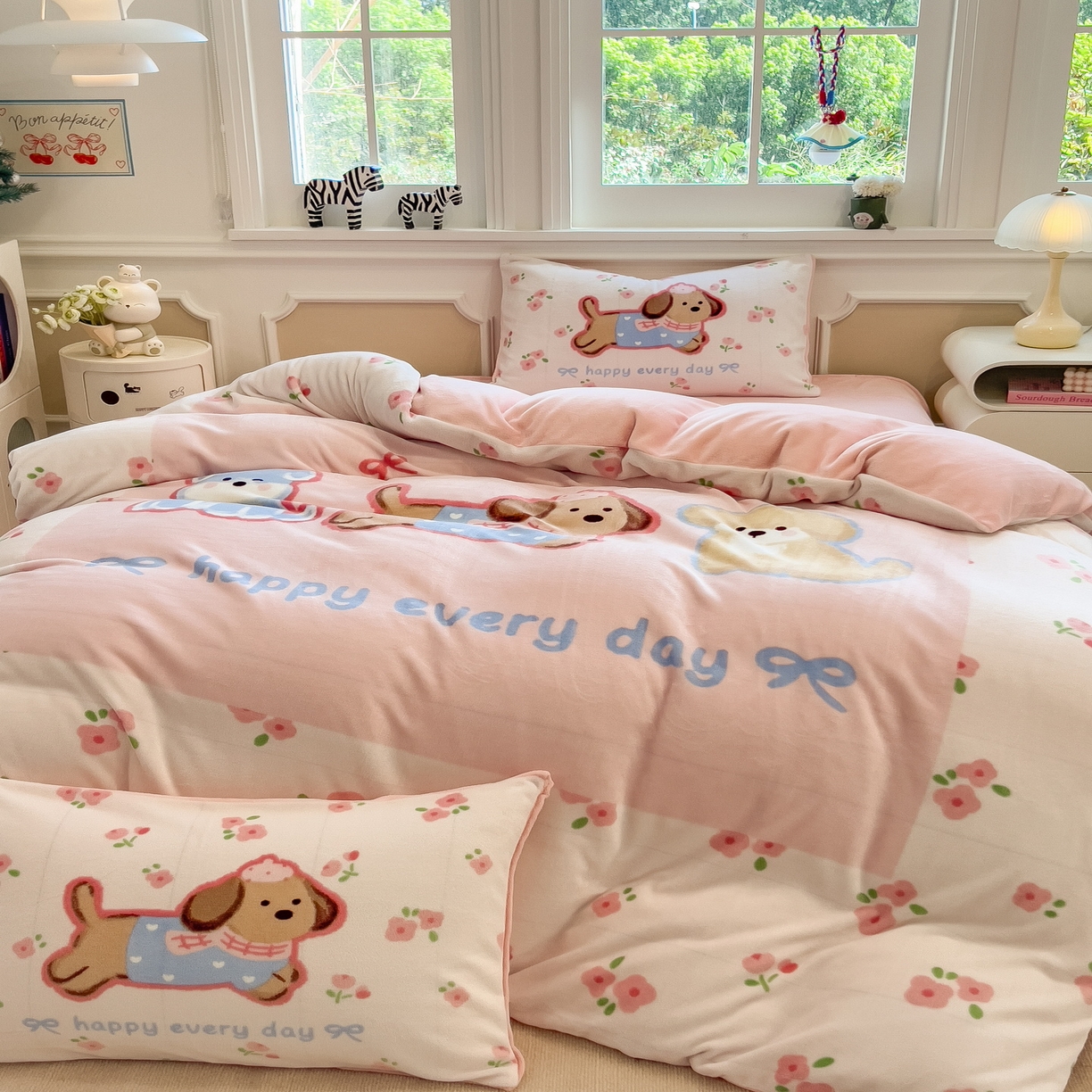 91家纺网 家纺一手货源 找家纺 丝羽坊 2025新款A类大版牛奶绒印花四件套 快乐家族