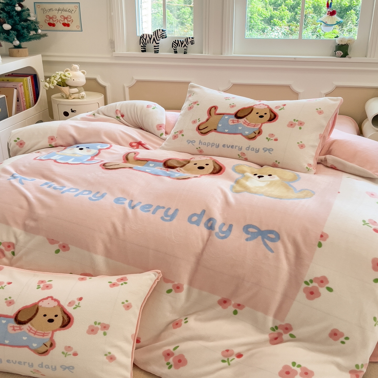 91家纺网 家纺一手货源 找家纺 丝羽坊 2025新款A类大版牛奶绒印花四件套 快乐家族