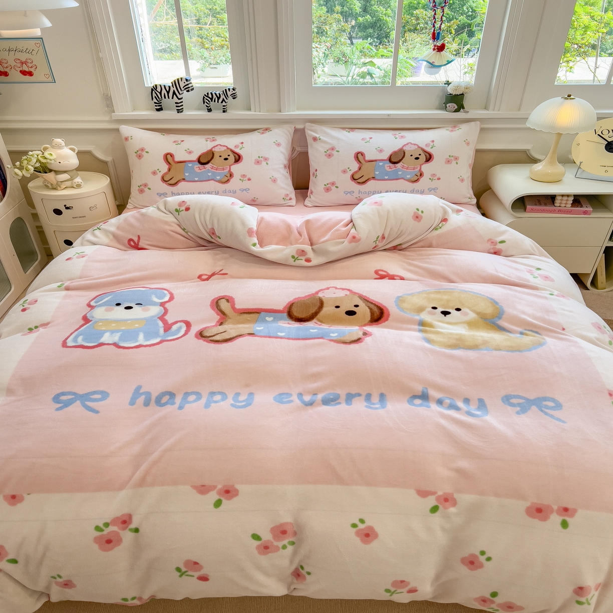 91家纺网 家纺一手货源 找家纺 丝羽坊 2025新款A类大版牛奶绒印花四件套 快乐家族