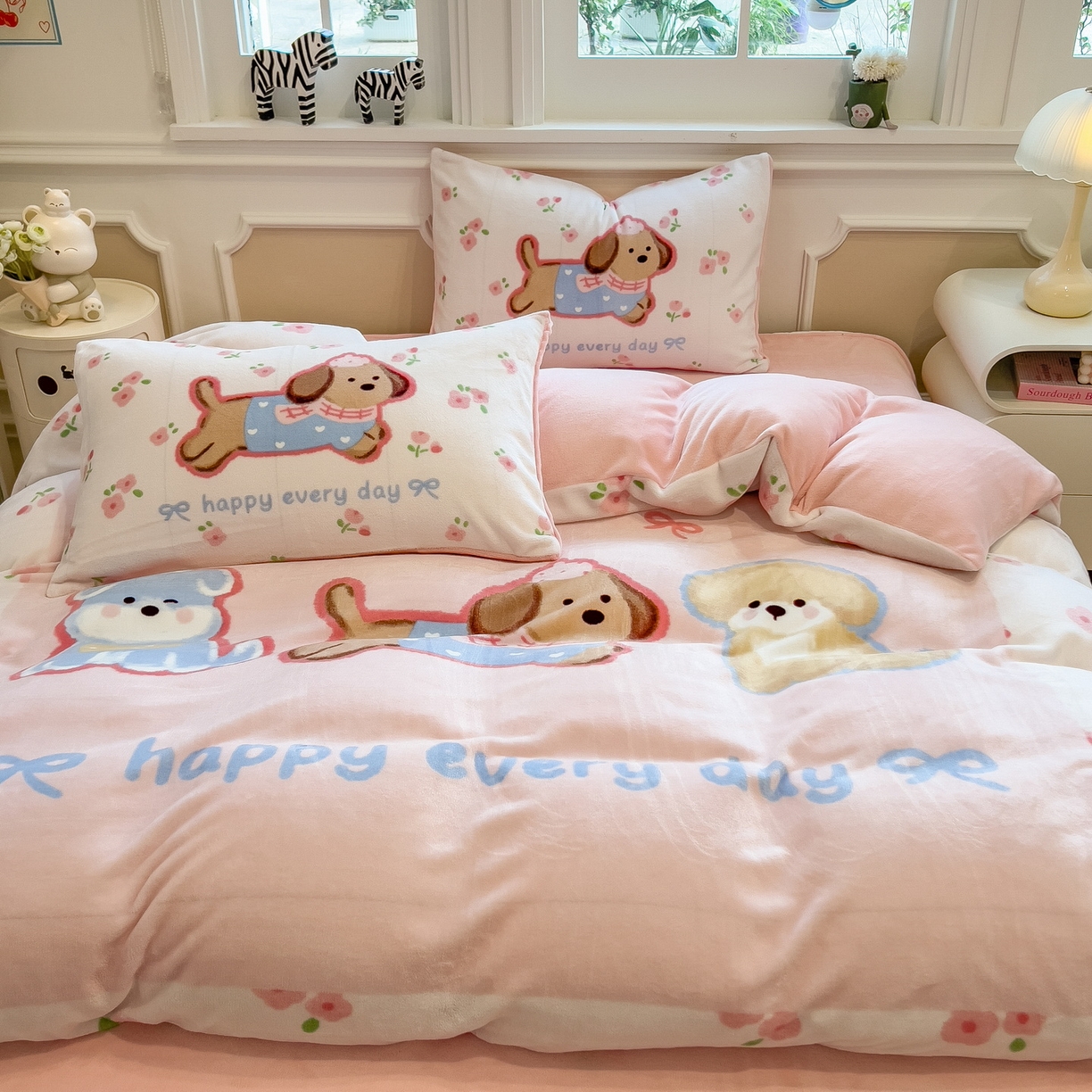 91家纺网 家纺一手货源 找家纺 丝羽坊 2025新款A类大版牛奶绒印花四件套 快乐家族