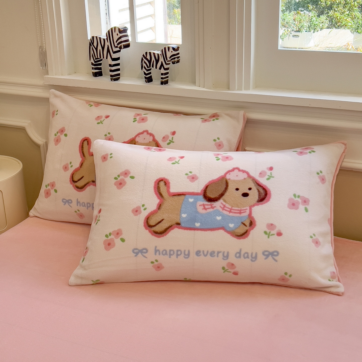 91家纺网 家纺一手货源 找家纺 丝羽坊 2025新款A类大版牛奶绒印花四件套 快乐家族