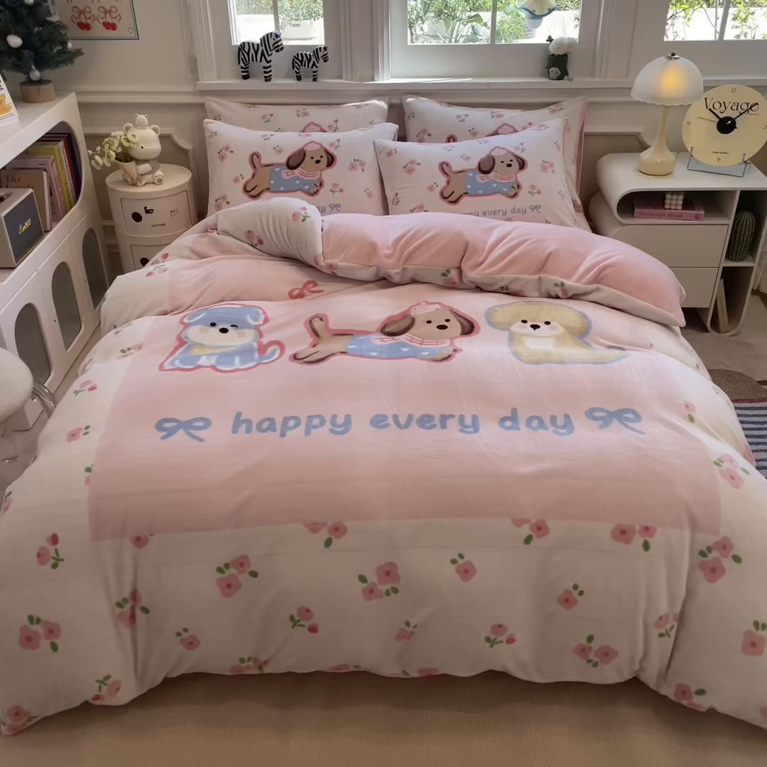 91家纺网 家纺一手货源 找家纺 丝羽坊 2025新款A类大版牛奶绒印花四件套 快乐家族