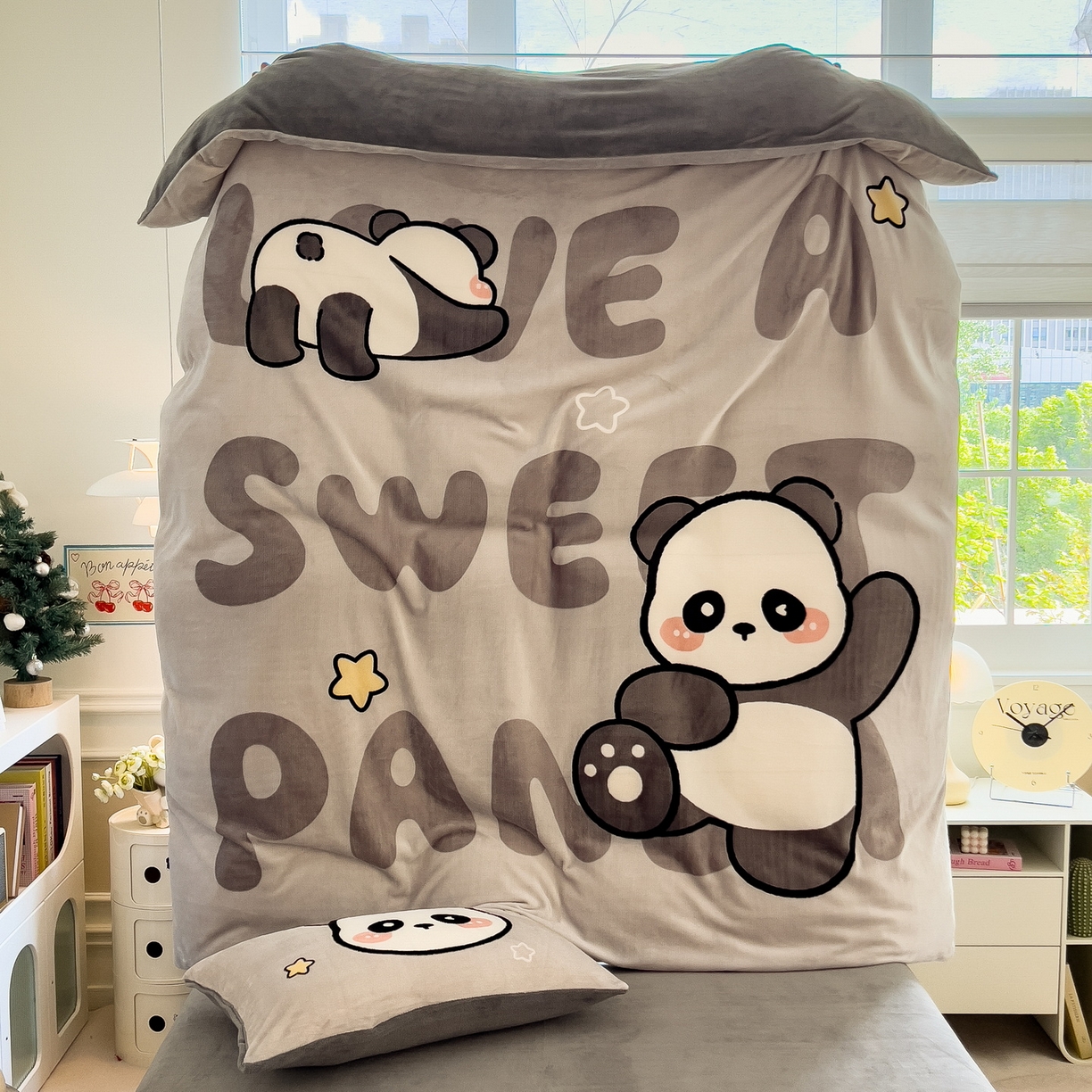 91家纺网 家纺一手货源 找家纺 丝羽坊 2025新款A类大版牛奶绒印花四件套 萌萌熊猫