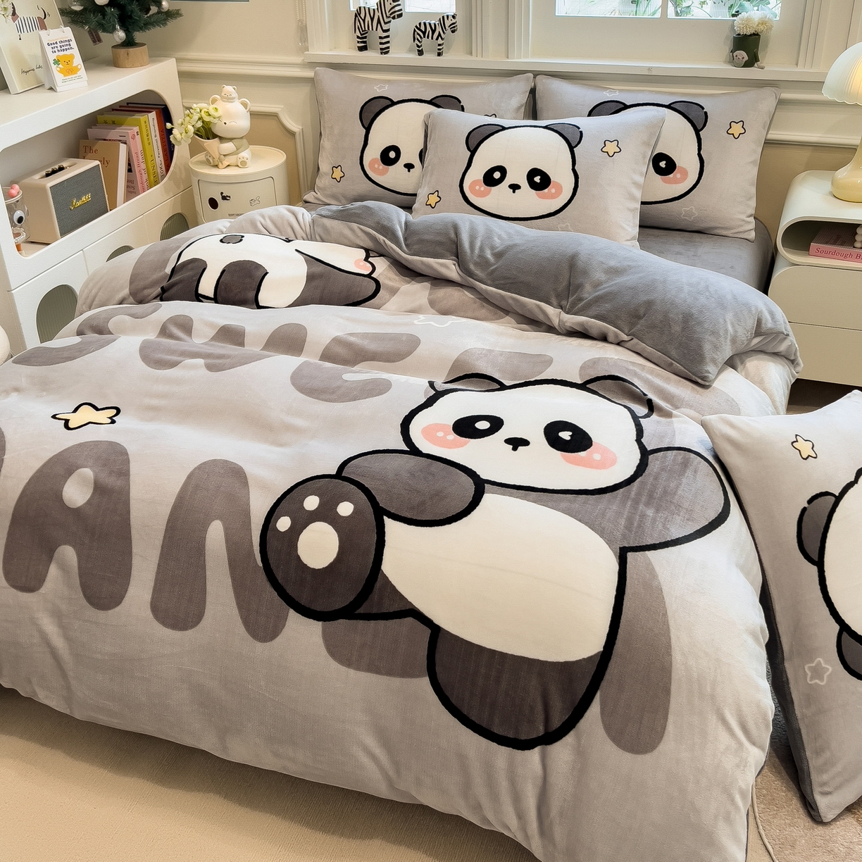 91家纺网 家纺一手货源 找家纺 丝羽坊 2025新款A类大版牛奶绒印花四件套 萌萌熊猫