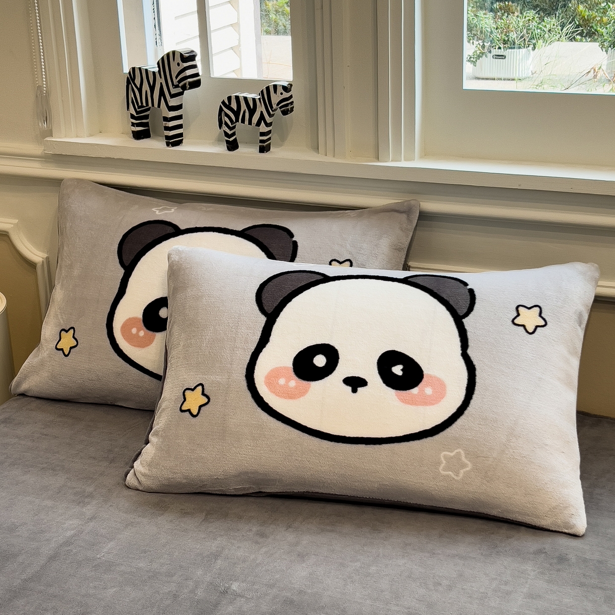 91家纺网 家纺一手货源 找家纺 丝羽坊 2025新款A类大版牛奶绒印花四件套 萌萌熊猫