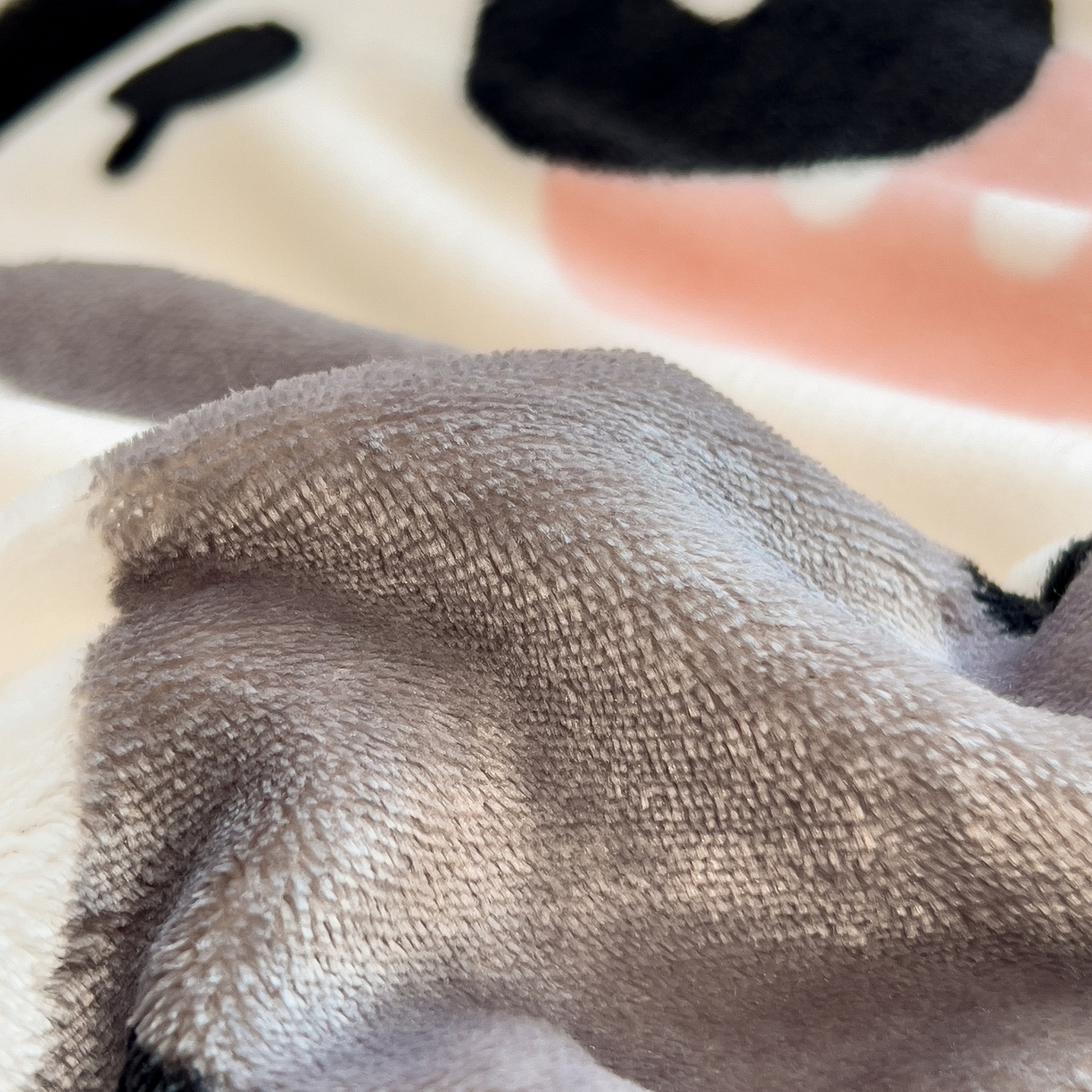 91家纺网 家纺一手货源 找家纺 丝羽坊 2025新款A类大版牛奶绒印花四件套 萌萌熊猫