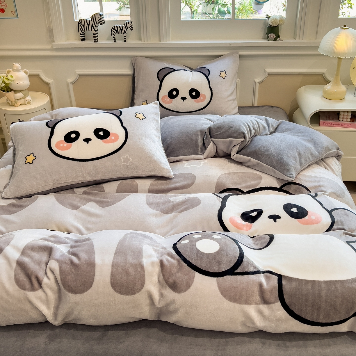 91家纺网 家纺一手货源 找家纺 丝羽坊 2025新款A类大版牛奶绒印花四件套 萌萌熊猫