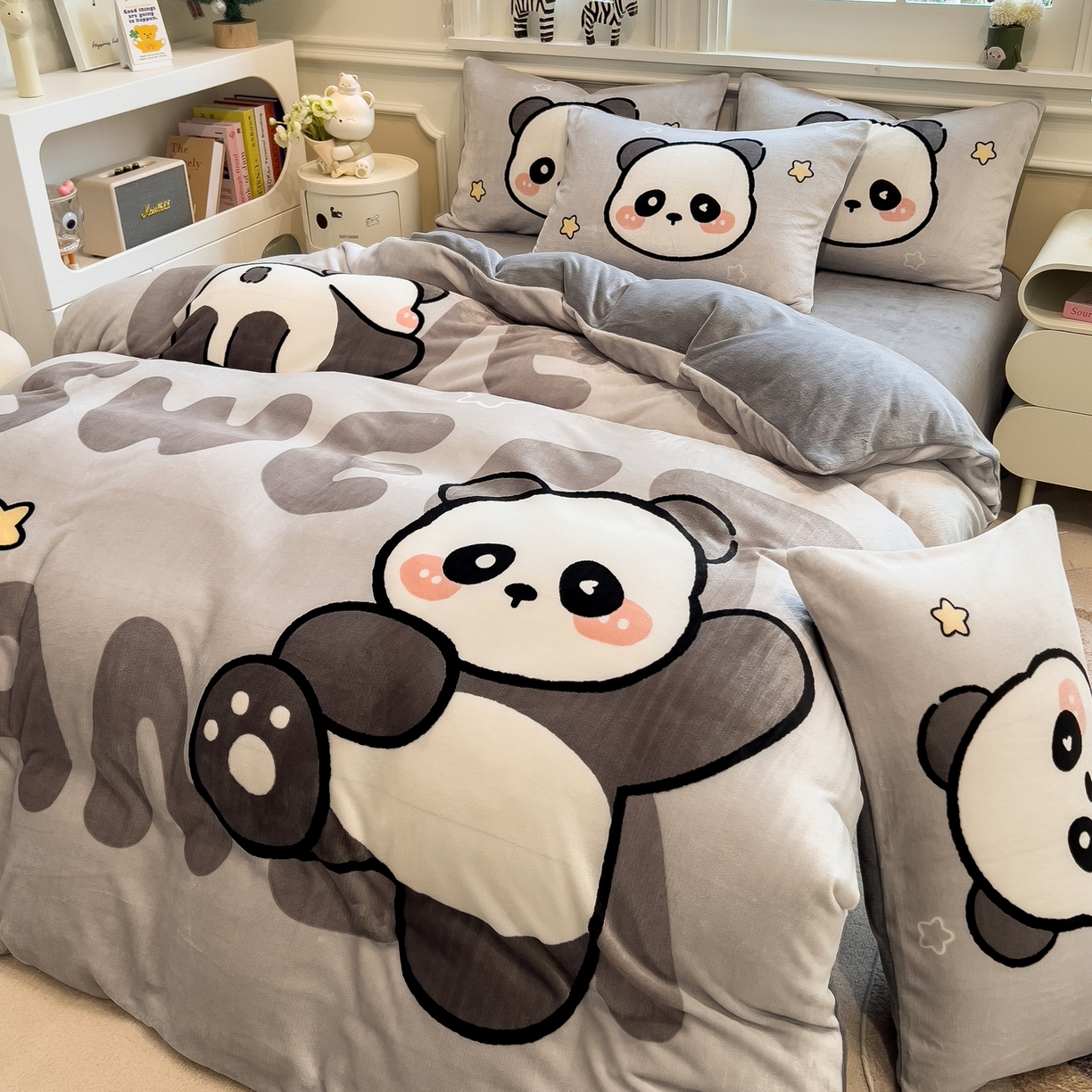 91家纺网 家纺一手货源 找家纺 丝羽坊 2025新款A类大版牛奶绒印花四件套 萌萌熊猫