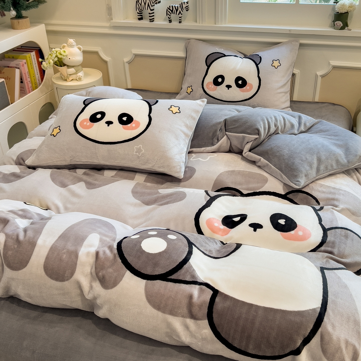 91家纺网 家纺一手货源 找家纺 丝羽坊 2025新款A类大版牛奶绒印花四件套 萌萌熊猫