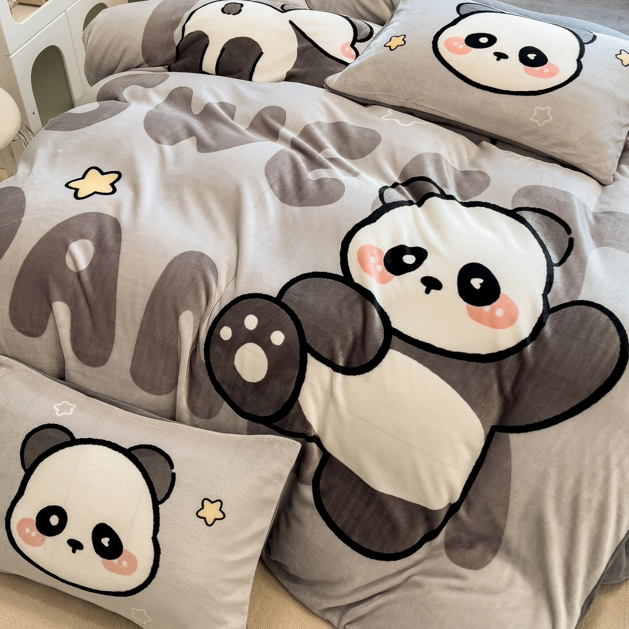 91家纺网 家纺一手货源 找家纺 丝羽坊 2025新款A类大版牛奶绒印花四件套 萌萌熊猫