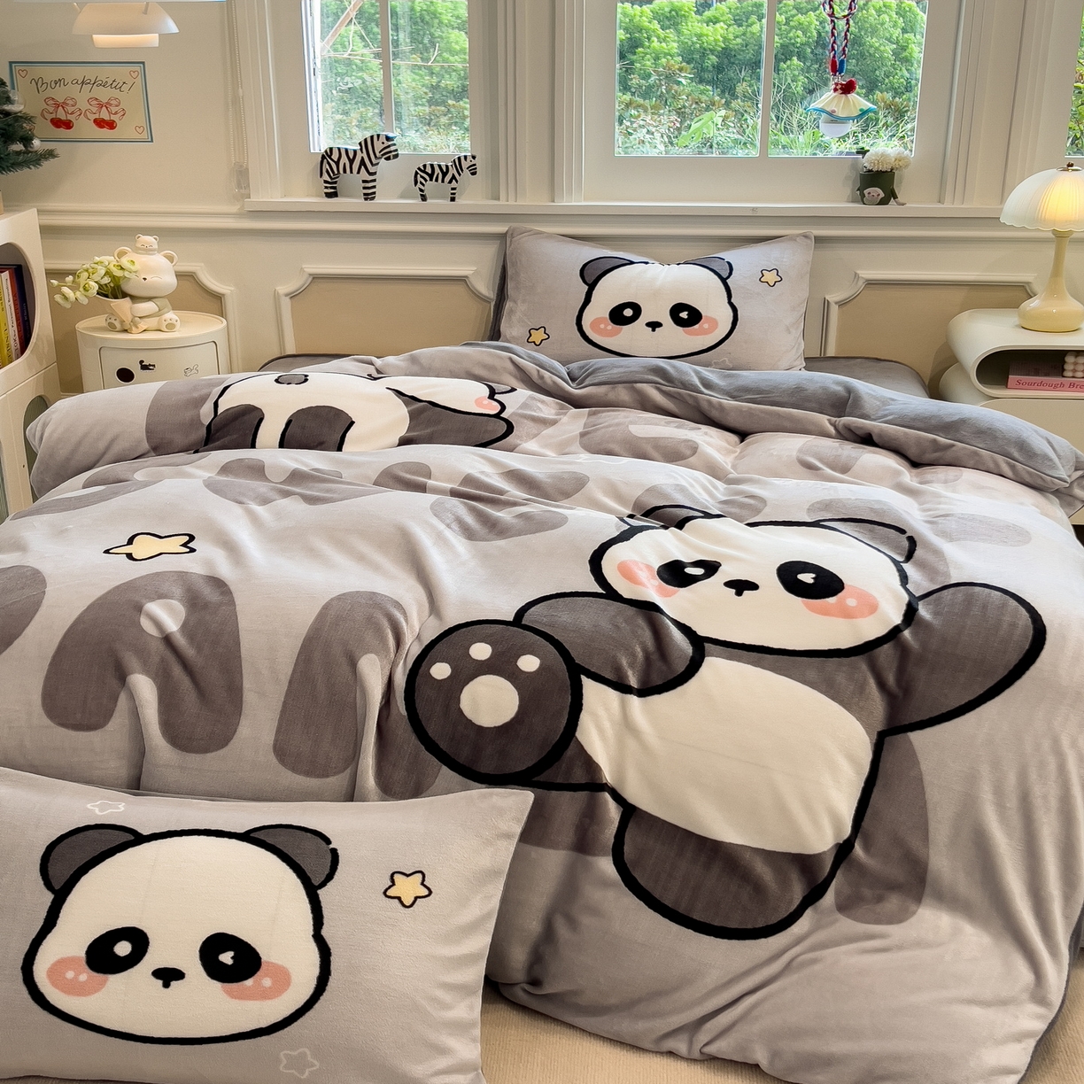 91家纺网 家纺一手货源 找家纺 丝羽坊 2025新款A类大版牛奶绒印花四件套 萌萌熊猫