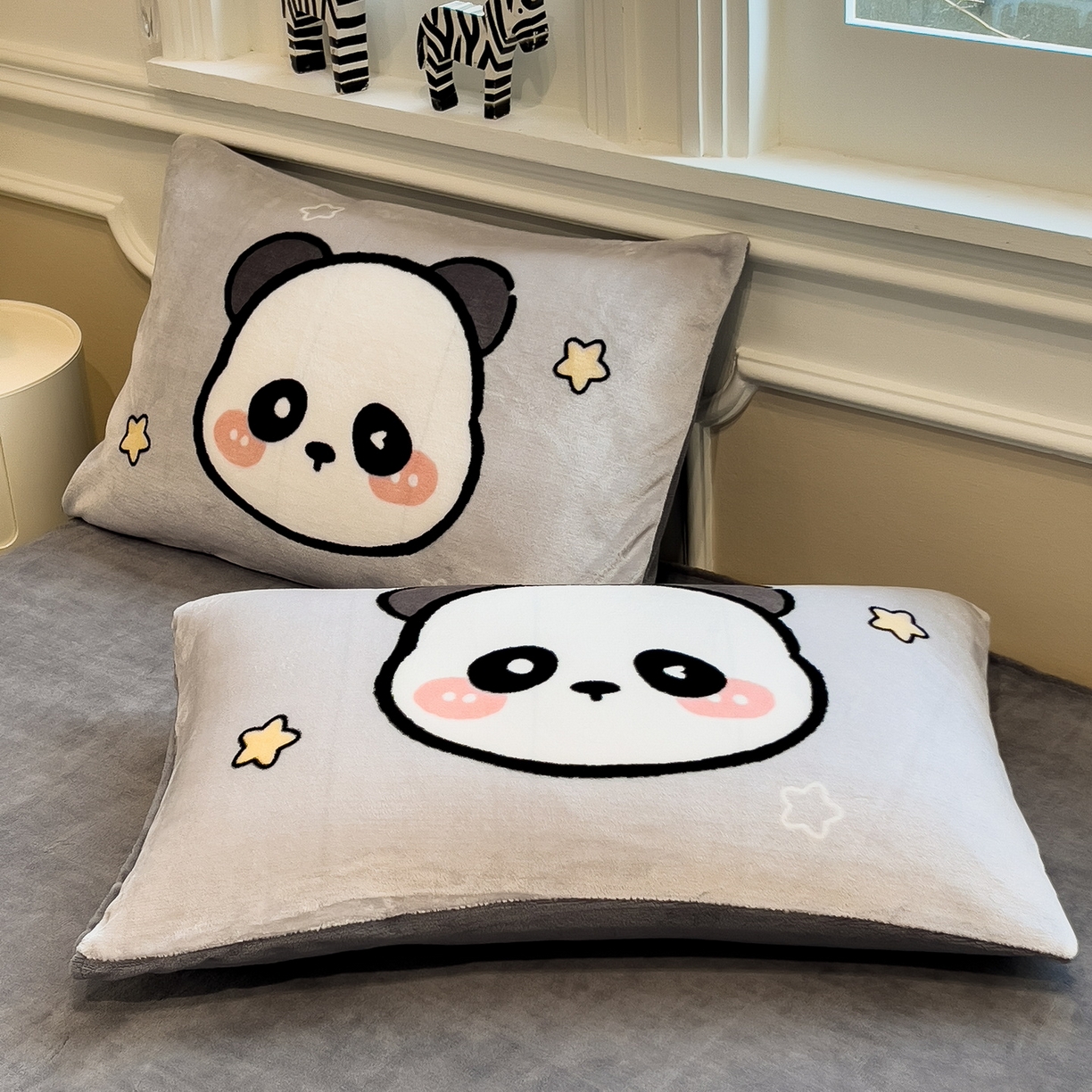 91家纺网 家纺一手货源 找家纺 丝羽坊 2025新款A类大版牛奶绒印花四件套 萌萌熊猫