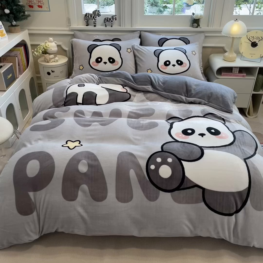 91家纺网 家纺一手货源 找家纺 丝羽坊 2025新款A类大版牛奶绒印花四件套 萌萌熊猫