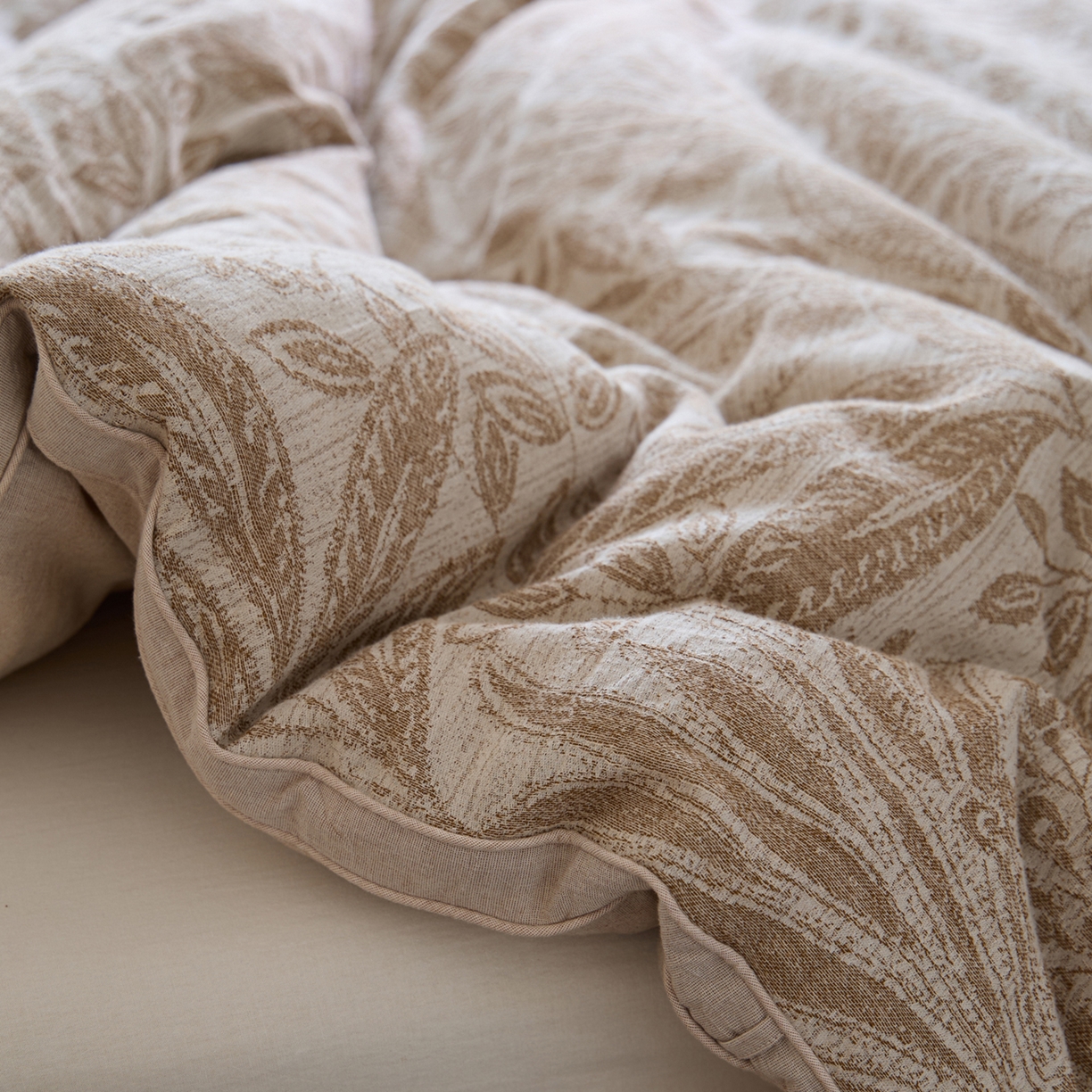 91家纺网 家纺一手货源 找家纺 一加一 2025新款棉麻大提花抗菌被子被芯 繁花-卡其