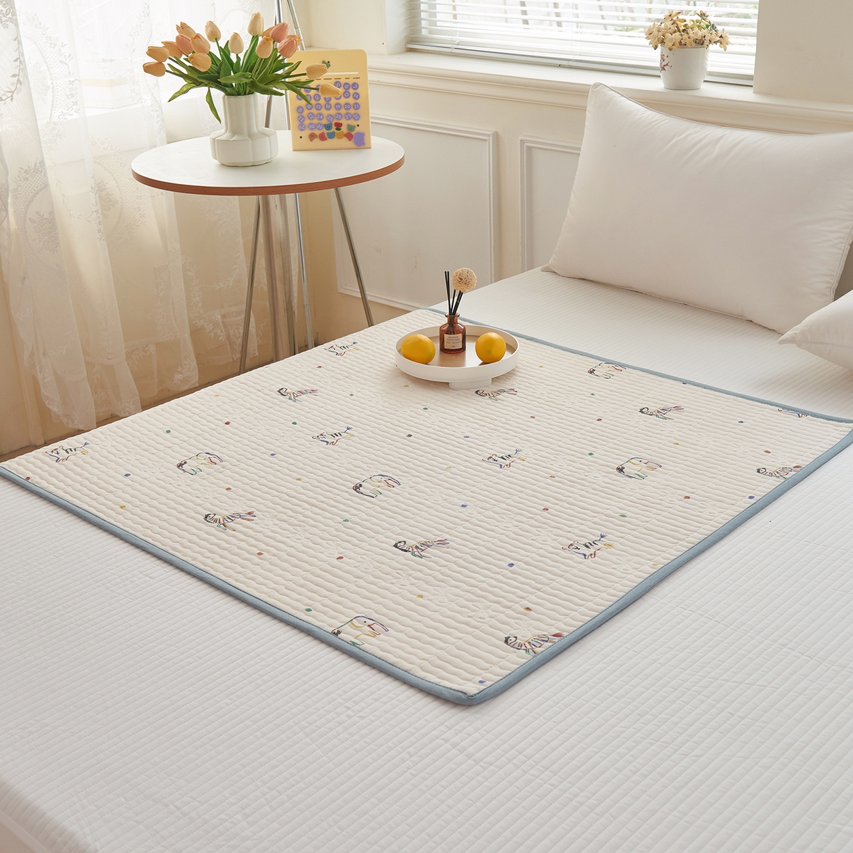 91家纺网 家纺一手货源 找家纺 拾小柒 2025年新款全棉双层纱防水隔脏姨妈垫护理垫隔尿垫 七彩童年（防水款）