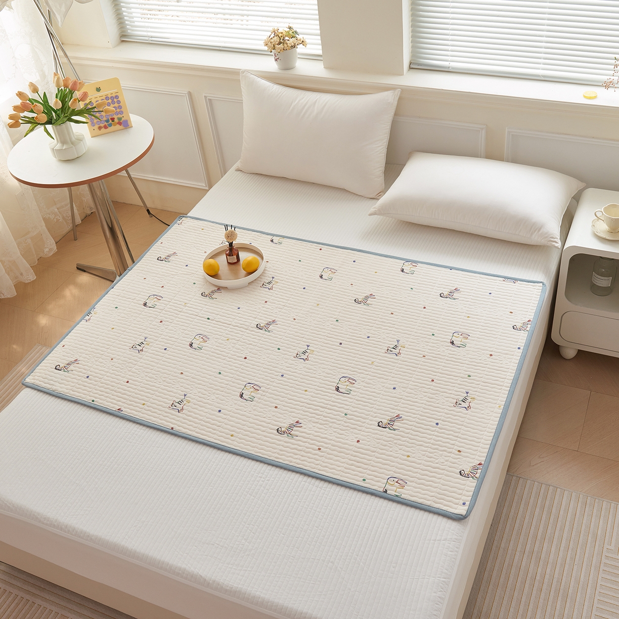 91家纺网 家纺一手货源 找家纺 拾小柒 2025年新款全棉双层纱防水隔脏姨妈垫护理垫隔尿垫 七彩童年（防水款）