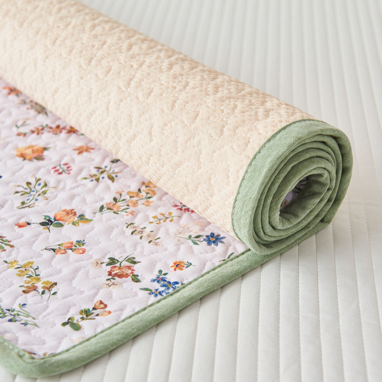 91家纺网 家纺一手货源 找家纺 拾小柒 2025年新款全棉双层纱防水隔脏姨妈垫护理垫隔尿垫 春色满园（透气款）