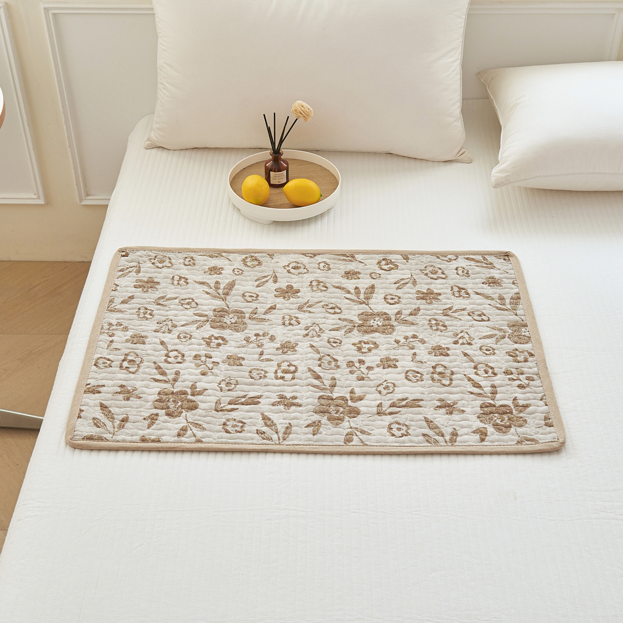 91家纺网 家纺一手货源 找家纺 拾小柒 2025年新款全棉双层纱防水隔脏姨妈垫护理垫隔尿垫 忘忧草咖（防水款）